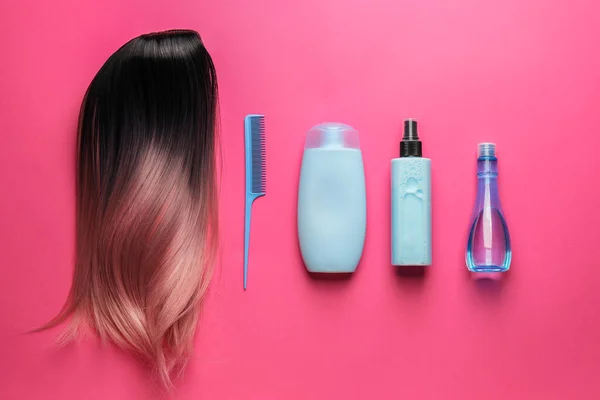 Saç Bakımı Için Alışılmadık Peruk Tarak Kozmetik Ürünleri — Stok fotoğraf