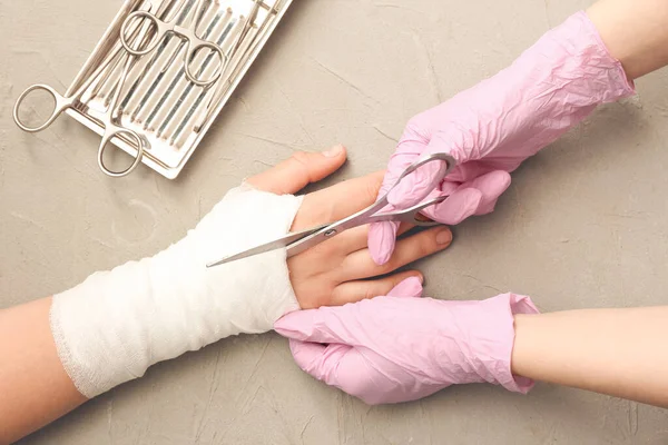 Médico Quitando Vendaje Mano Del Paciente Clínica — Foto de Stock