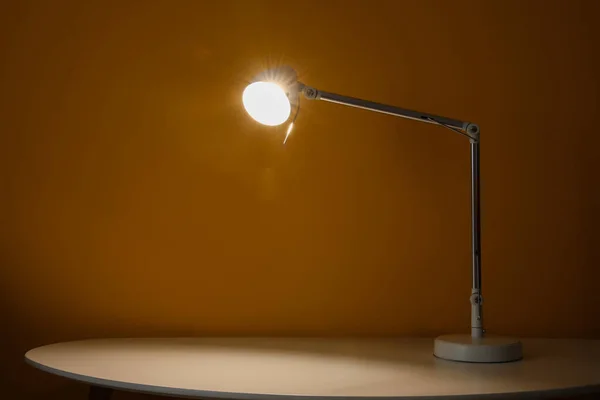 Lampada Incandescente Sul Tavolo Camera Oscura — Foto Stock