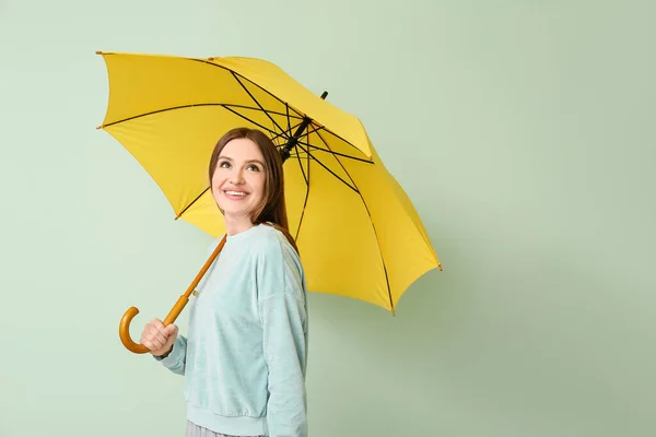 Hermosa Mujer Con Paraguas Fondo Color — Foto de Stock