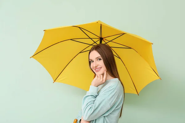 Schöne Frau Mit Regenschirm Auf Farbigem Hintergrund — Stockfoto