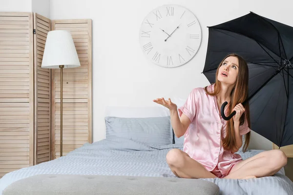 楼上地板上的雨伞被邻居的洪水淹没了的女人 — 图库照片