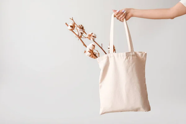 Mano Femenina Con Flores Algodón Bolsa Compras Sobre Fondo Claro —  Fotos de Stock