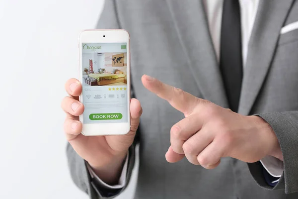 Zakenman Met Mobiele Telefoon Boeken Kamer Hotel Online Tegen Lichte — Stockfoto