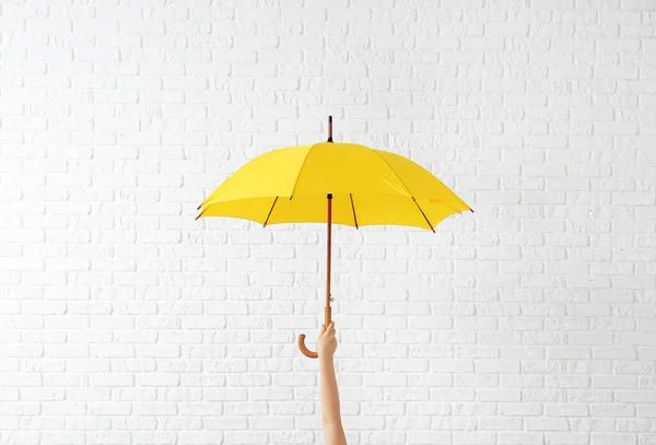 Mano Con Paraguas Elegante Sobre Fondo Ladrillo Blanco — Foto de Stock