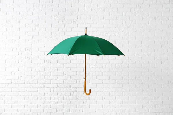 Paraguas Elegante Sobre Fondo Ladrillo Blanco — Foto de Stock