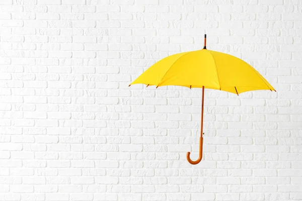 Stílusos Esernyő Fehér Tégla Háttér — Stock Fotó