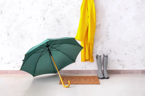 Snyggt Paraply Regnrock Och Gummistövlar Hallen — Stockfoto