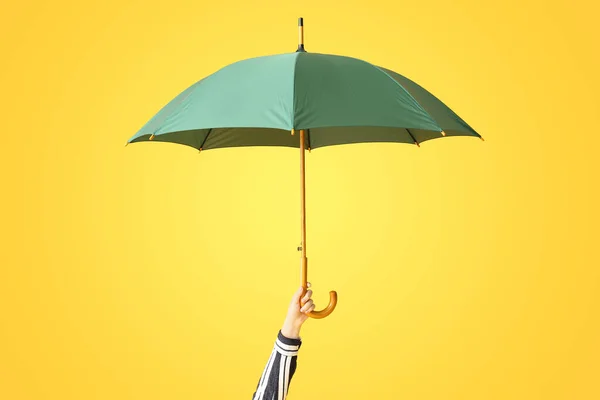 Mano Con Paraguas Elegante Sobre Fondo Color — Foto de Stock