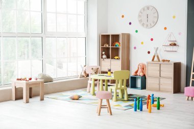 Anaokulundaki modern oyun odasının şık iç mimarisi.