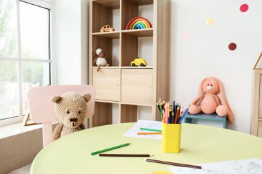 Anaokulundaki modern oyun odasının şık iç mimarisi.