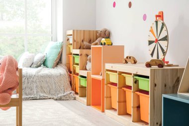 Anaokulundaki modern oyun odasının şık iç mimarisi.