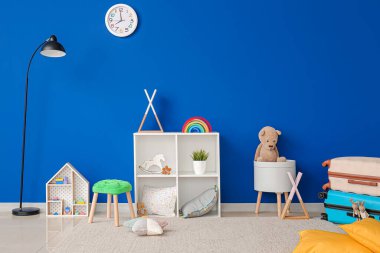 Anaokulundaki modern oyun odasının şık iç mimarisi.