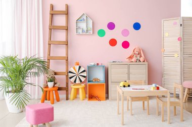 Anaokulundaki modern oyun odasının şık iç mimarisi.