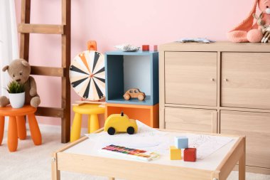 Anaokulundaki modern oyun odasının şık iç mimarisi.