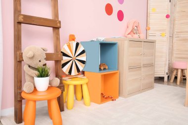 Anaokulundaki modern oyun odasının şık iç mimarisi.