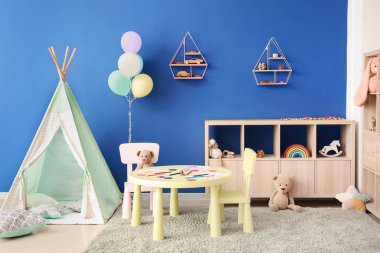 Anaokulundaki modern oyun odasının şık iç mimarisi.