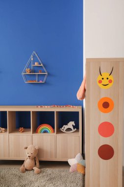 Anaokulundaki modern oyun odasının şık iç mimarisi.