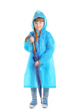 Yağmurluk giymiş, beyaz arka planda şemsiyesi olan sevimli küçük bir kız.