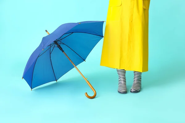 Mulher Capa Chuva Com Guarda Chuva Sobre Fundo Cor — Fotografia de Stock