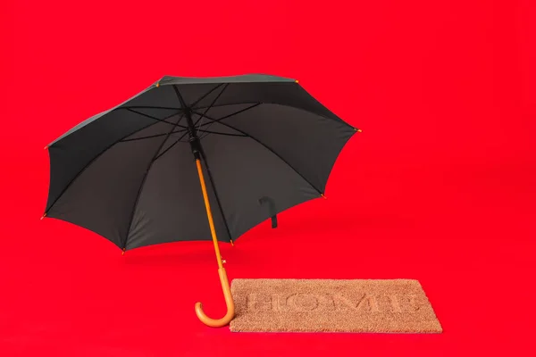 Elegante Paraguas Alfombra Puerta Fondo Color — Foto de Stock