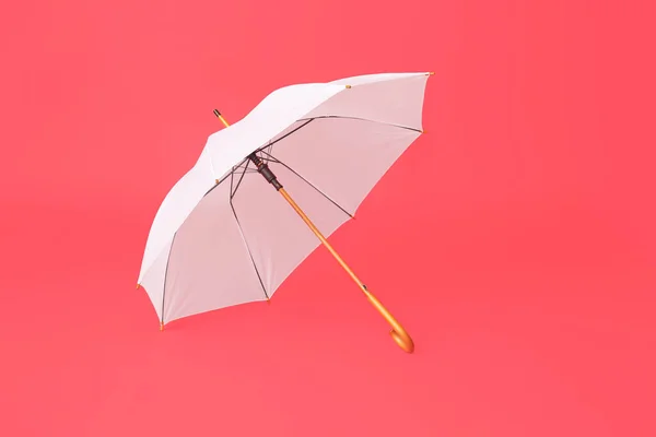 Stilvoller Regenschirm Auf Farbigem Hintergrund — Stockfoto