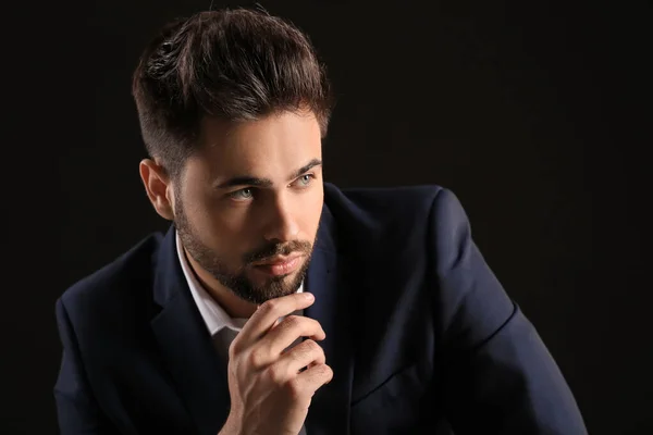 Homem Bonito Com Penteado Elegante Fundo Escuro — Fotografia de Stock