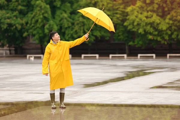 Junger Asiate Regenmantel Und Mit Regenschirm Auf Der Stadtstraße — Stockfoto