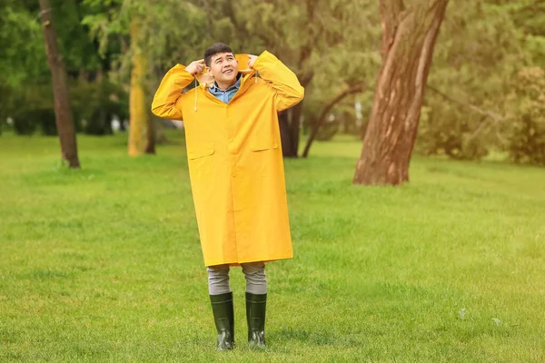 Jeune Homme Asiatique Portant Imperméable Dans Parc — Photo