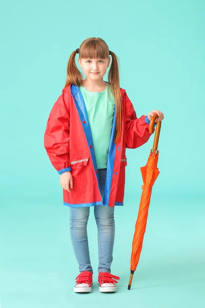 Cute Little Girl Płaszczu Przeciwdeszczowym Parasol Tle Koloru — Zdjęcie stockowe