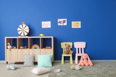 Anaokulundaki modern oyun odasının şık iç mimarisi.