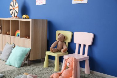 Anaokulundaki modern oyun odasının şık iç mimarisi.