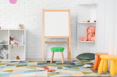 Anaokulundaki modern oyun odasının şık iç mimarisi.