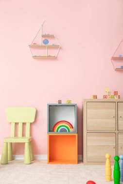 Anaokulundaki modern oyun odasının şık iç mimarisi.