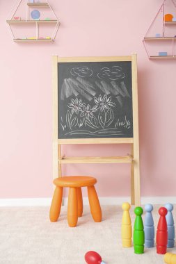 Anaokulundaki modern oyun odasının şık iç mimarisi.