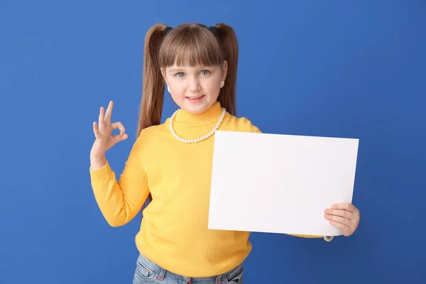 Menina Com Cartão Branco Mostrando Fundo Cor — Fotografia de Stock