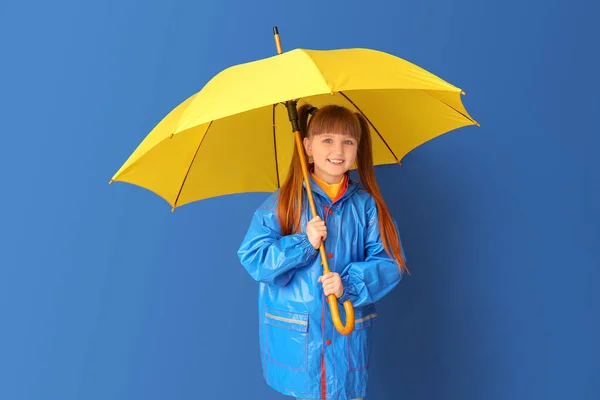 Petite Fille Mignonne Imperméable Avec Parapluie Sur Fond Couleur — Photo