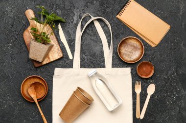 Koyu arkaplanda eko torbasıyla kompozisyon