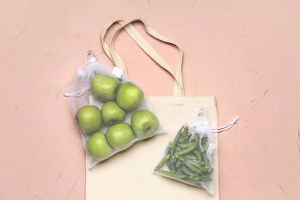 Bolsas Ecológicas Con Productos Frescos Sobre Fondo Color — Foto de Stock