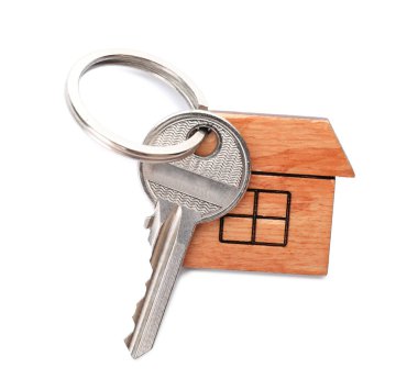 Beyaz arkaplandaki evden anahtar