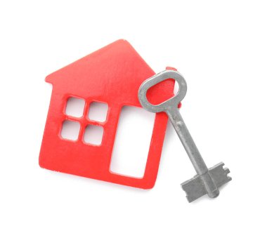 Beyaz arkaplandaki evden anahtar