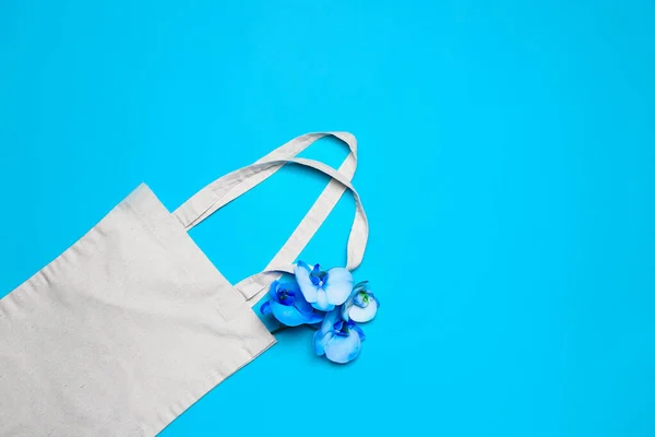Eco Τσάντα Λουλούδια Στο Φόντο Χρώμα — Φωτογραφία Αρχείου