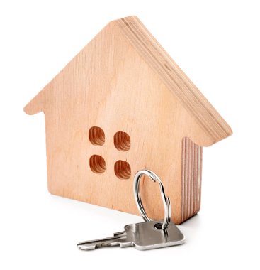 Beyaz arkaplandaki evden anahtar