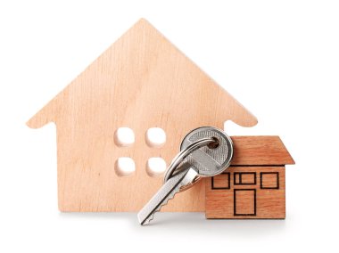 Beyaz arkaplandaki evden anahtar