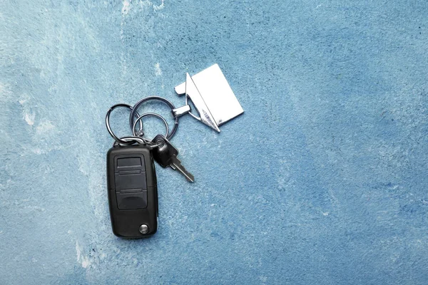 Schlüssel Aus Haus Und Auto Auf Farbigem Hintergrund — Stockfoto