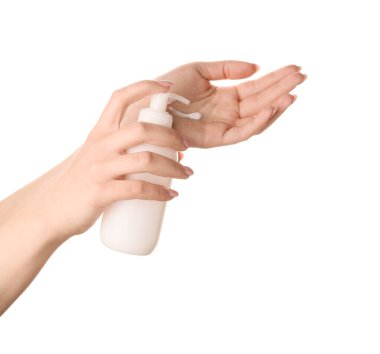 Güzel genç bir kadın beyaz arka plana el kremi sürüyor.