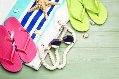 Ahşap arka planda plaj aksesuarları.