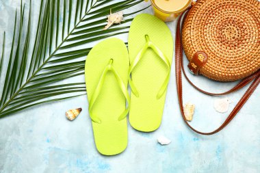 Renkli arka planda plaj aksesuarları