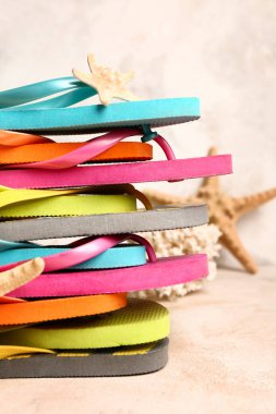 Işık arka planında birçok parmak arası terlik