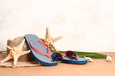 Açık arkaplanda plaj aksesuarları